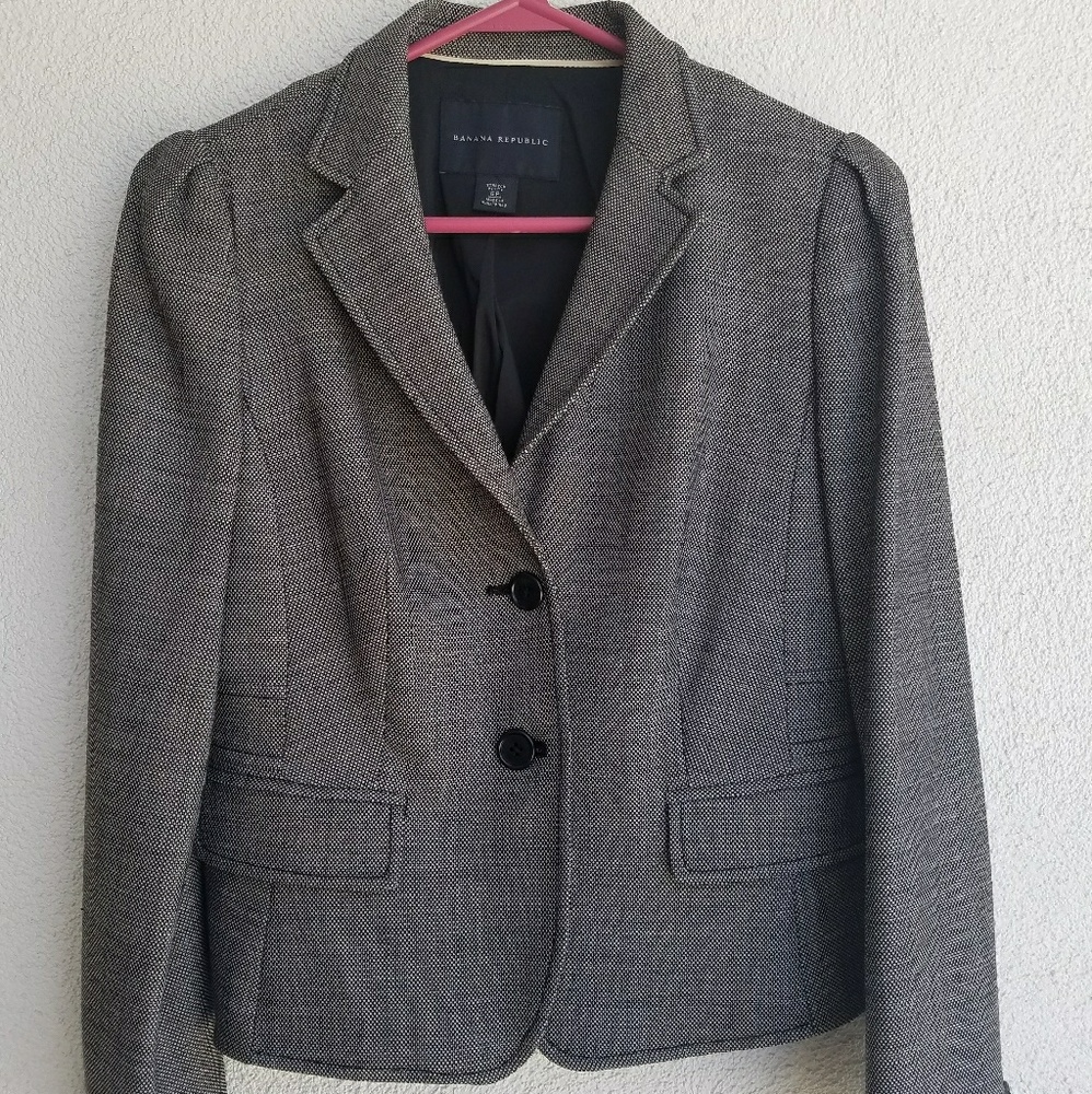 Suit jacket with two buttons